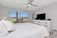Isla Del Sol Remodeled 2 Bd/2BA Condo Close to Beaches - Private Pools
