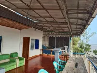 Silver Dolphin Guesthouse & Restaurant - Hostels