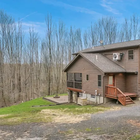Hidden Gem💎Large Ellicottville Chalet🍁Woods⛷ Hot Tub 🕹️ Arcade Fun 🔥Fire Pit