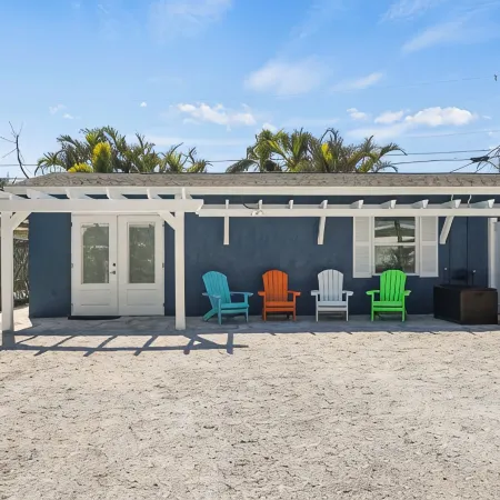 Explore Manasota Key, Walk to beach, bikes, kayaks in charming 1-bedroom cottage