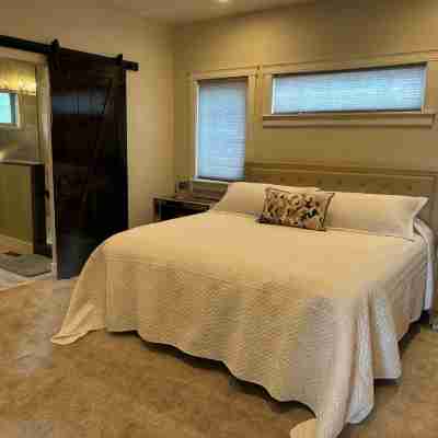 The Track House - 4BR Near UO, Autzen & Hayward, Peaceful & Spacious Rooms