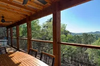 Peaceful HIlltop Cabin w/ Amazing Views & Hot Tub - Chalet