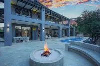 Giraffe Oasis - Kruger Luxury Family Villa: 5-BRs WiFi & AC in Marloth Park