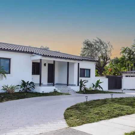 Miami Freedom Park Oasis by HS with Swimming Pool, AC, WiFi, Pool Table