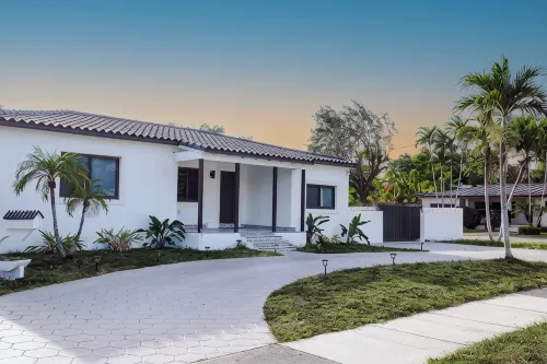 Miami Freedom Park Oasis by HS with Swimming Pool, AC, WiFi, Pool Table - Bungalows