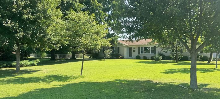 Charming 3-bedroom Country Cottage in Beautiful Brownsburg, IN! Hotels in Hendricks County