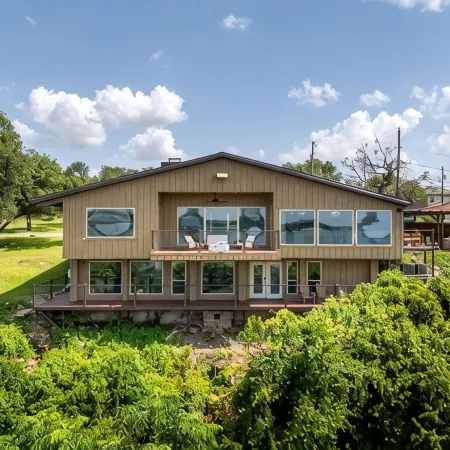 3800sf Lake Front Home, Hot Tub, Next to Boat Ramp and Park, Centrally Located!