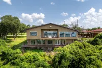 3800sf Lake Front Home, Hot Tub, Next to Boat Ramp and Park, Centrally Located!