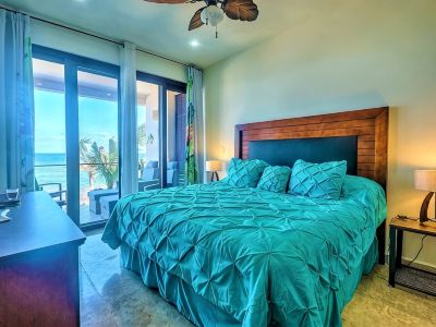 Create Unforgettable Memories in Your Beachfront Escape with Stunning Views!