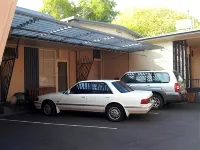 Clifton Motel - parkir