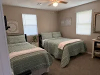 Cozy 2 Bedroom Country Cottage North of Parsons . Sleeps up to 5 people. - Wifi