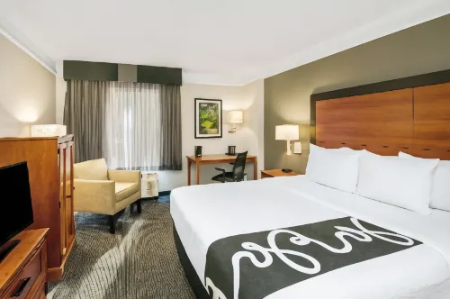 La Quinta Inn & Suites by Wyndham San Antonio Airport - Airport Shuttle