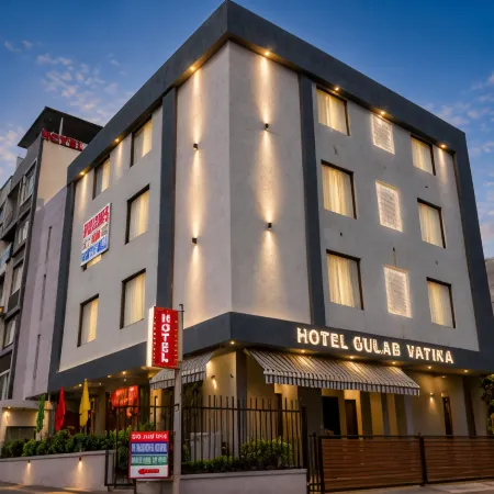 Hotel Gulab Vatika Отели рядом с достопримечательностью «Торговый центр Pink Square Mall»