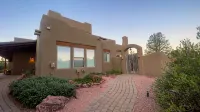Awe-inspiring setting, private heated pool/spa, just close enough to the action