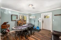 Spacious Mtn Cabin- with HOT TUB, Game room, Skiing, rafting, views and more! - Chalets
