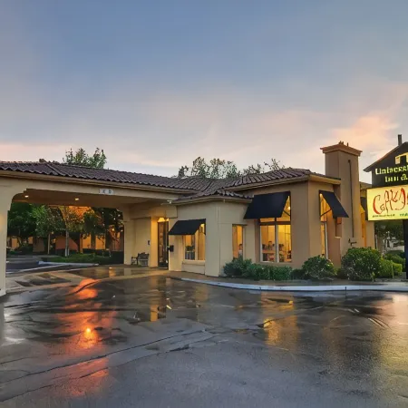 University Park Inn & Suites Отели в г. Дейвис