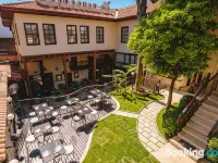 ميديتيران أرت هوتل Hotels near بوابة هادريان