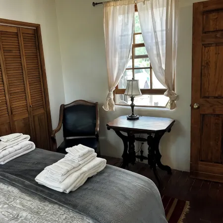 Close to Plaza!Charming Private 2 bedroom Casita, 2 fenced quiet courtyards