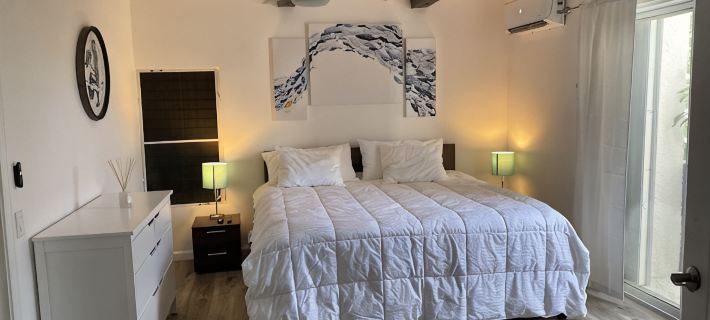 VIEWS & MORE VIEWS!  Cowpet Bay East, water front condo, steps from beach. Hoteles en East End