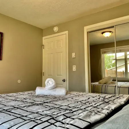 2 BR Single Story Townhouse w King Bed