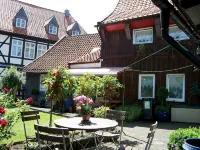 5 bedrooms, quiet town location, garden, 2 parking spaces, 200m to market square - 3 星級