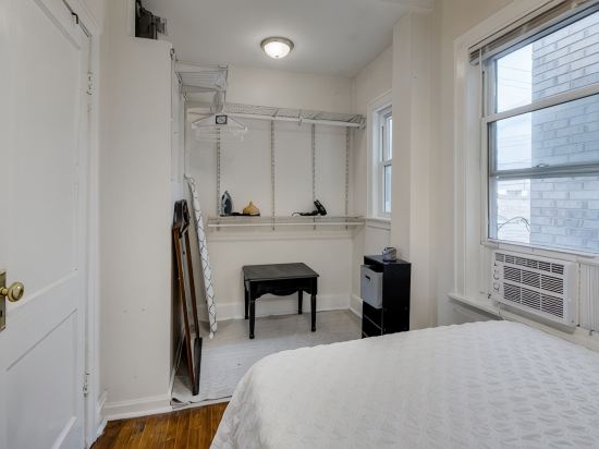 Walkable Chicago Retreat : Cozy 2Br w/ Porch : Near Transit, Dining & Stadiums