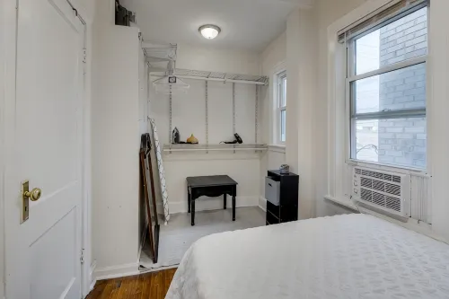 Walkable Chicago Retreat : Cozy 2Br w/ Porch : Near Transit, Dining & Stadiums