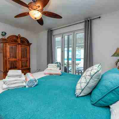 Luxury pool villa totally private backyard - 5 minutes to the beach! Rooms