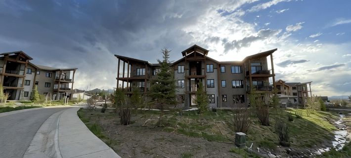 Bonus Bunk Room!  Private Hot Tub and Walkable to Restaurants and Brewery! フレイザーのホテル