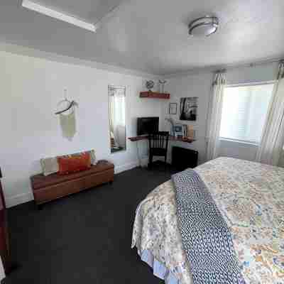 Stylish & Bright , King Bed, Downtown Oasis Rooms