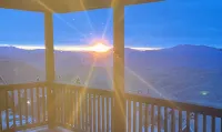 BEAR PAUSE amazing mountain views atop Sugar Mountain mins from Banner Elk - Mountain view
