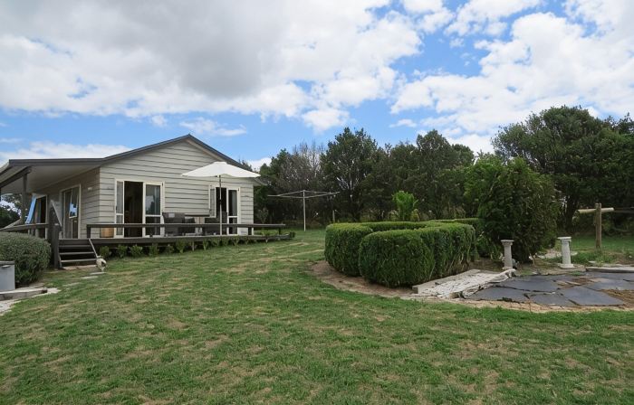 This beautiful cottage welcomes you with unique br