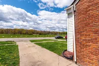 SUPER CUTE AND GREAT HOME  APPROX 15MINS TO DOWNTOWN DETROIT SLEEPS 14 GUESTS - balcony