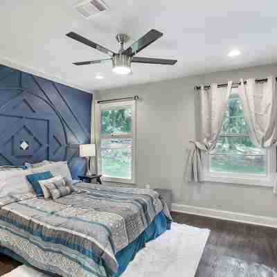 Designer 5 Bedroom with Backyard Downtown ATL Rooms