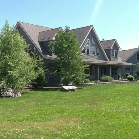 Luxury Home w/INDOOR POOL 20mins BarHarbor boardersAcadia National Par