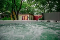 Private Respite Breathe Deeply Cabin with Garden, SwimSpa/Hot Tub, Fire Pit - Private Pools