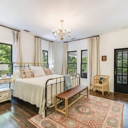 The Ella Norah. A Luxury Retreat. Pool and Spa. Steps to Main Street.