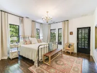 The Ella Norah. A Luxury Retreat. Pool and Spa. Steps to Main Street.