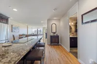 Luxury condo in Midtown Crossing on 8th floor with breathtaking city park views - Homestays
