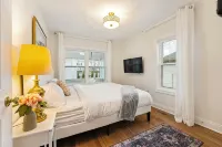 French Country Cottage in lovely Glen Ellyn! - 5 ดาว