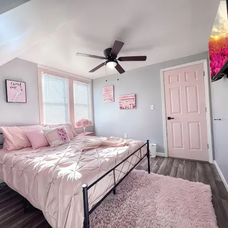 Pink Paradise! Cozy Getaway near SU!