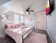 Pink Paradise! Cozy Getaway near SU! - 3-Star