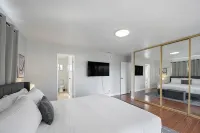 Spacious & Central. Pool Table & Ping Pong. 6 TVS. Balcony. Garage. Wifi - واي فاي