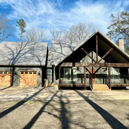 Spacious Cabin on Little Mo River!! Game Room! Relax & Have Fun! 4 Bed, 4.5 Bath