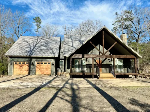 Spacious Cabin on Little Mo River!! Game Room! Relax & Have Fun! 4 Bed, 4.5 Bath - con encanto