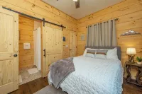 Dream Mtn Hideaway! Hot Tub+Fire Pit+Grill, WiFi, Hiking, Nearby Avl & Blk Mtn! - Chalets