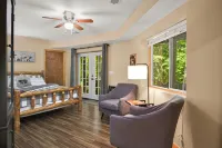 Large Octagon Cabin on Double Lot! Hot Tub, Fire place, Game room, Fire pit! - Alphydda
