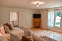 New! River Retreat! Spacious home on the Little Pigeon River! - 4 ดาว