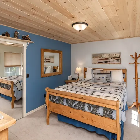 Charming Dog-Friendly Lake Tahoe Cabin – Hot Tub, Pool Table & Walk to Beach
