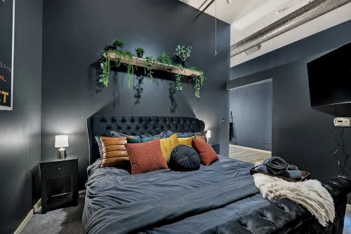 Huge King Bed Loft Downtown - Balcony - Grocery - Brewery - Court Ave Nightlife - 4-Star